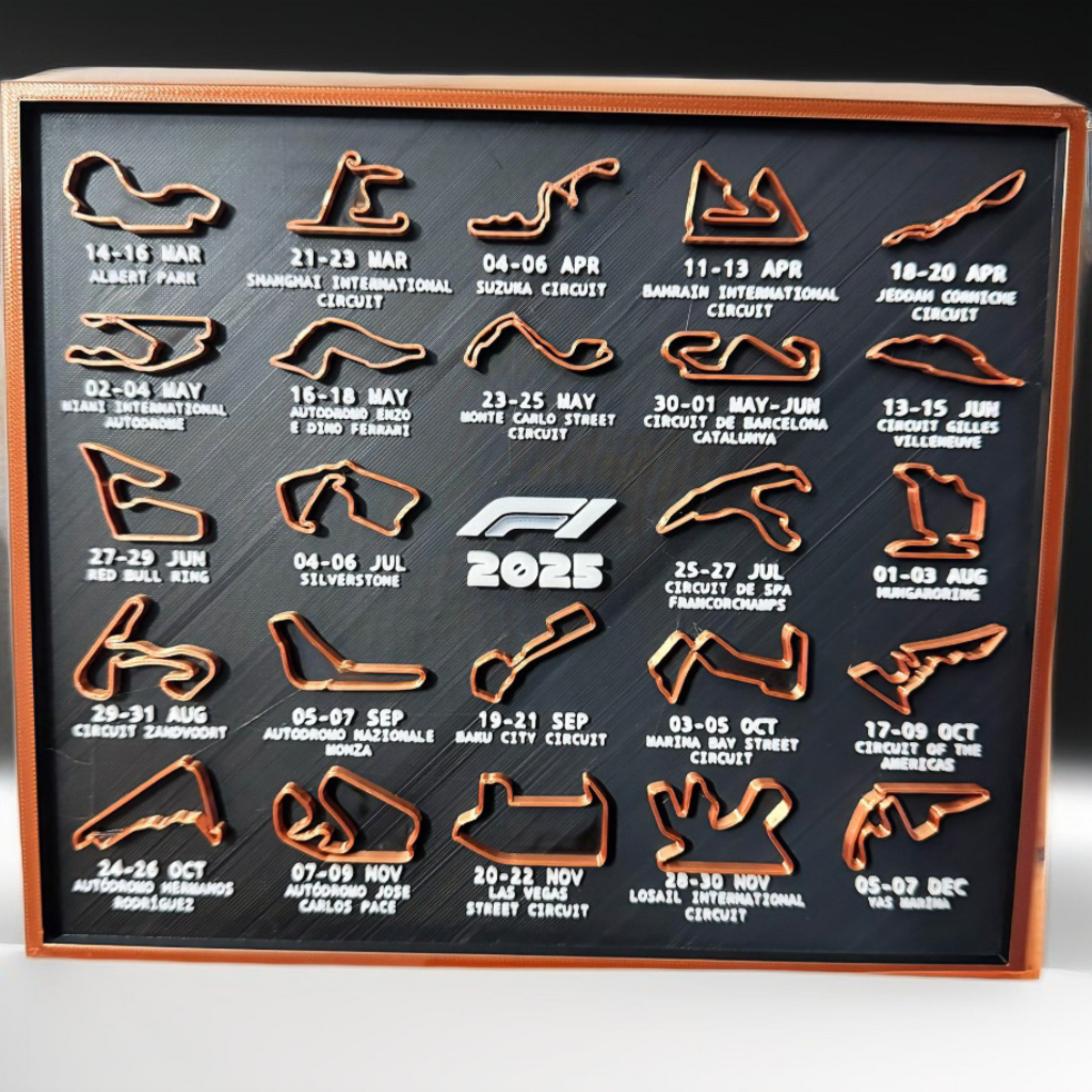 F1 Tracks 2025 – 3D Poster με Όλες τις Πίστες & Ημερομηνίες Αγώνων - 3DArtStore.com